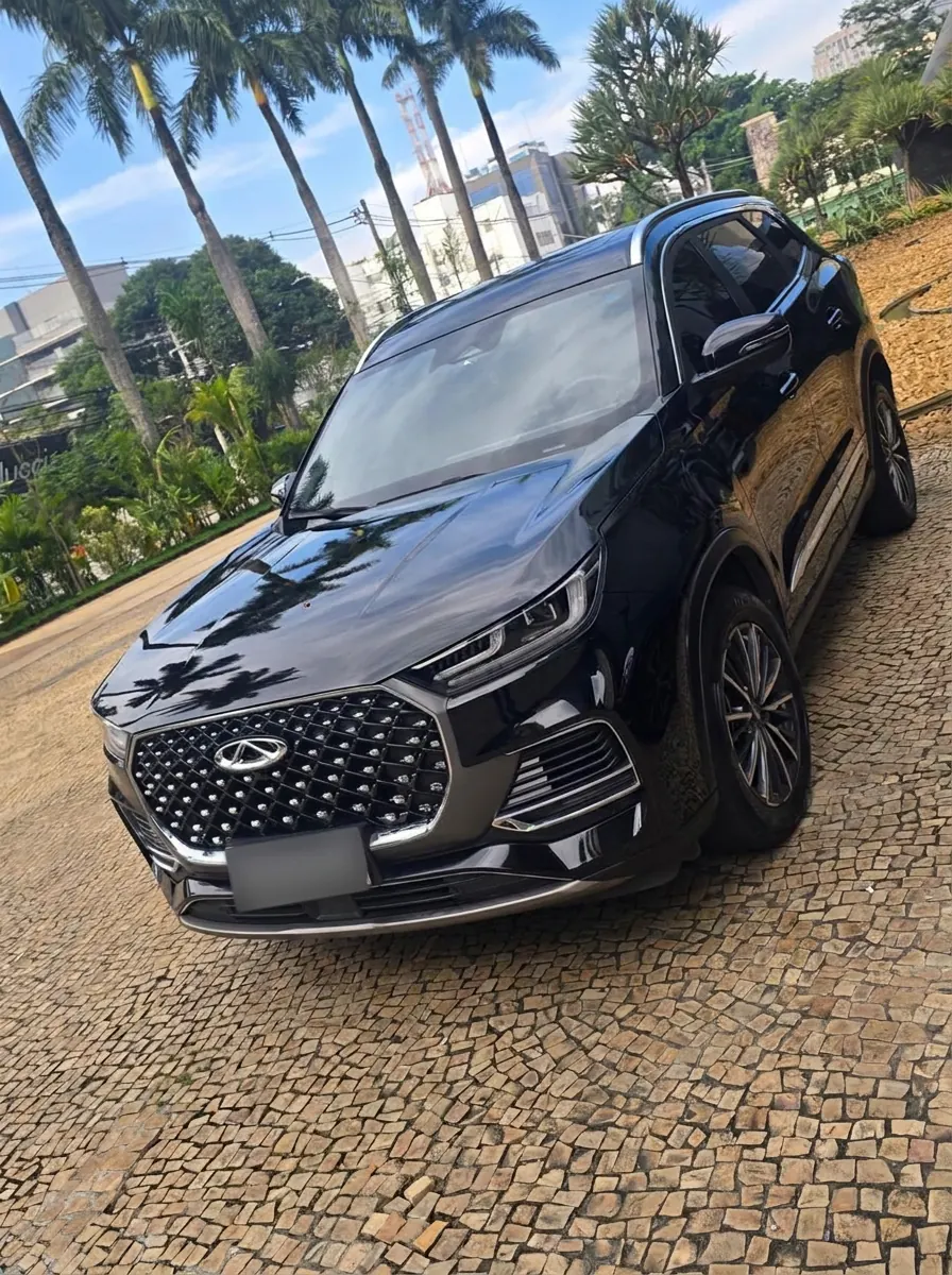 Veículo executivo preto na entrada de um evento em São Paulo